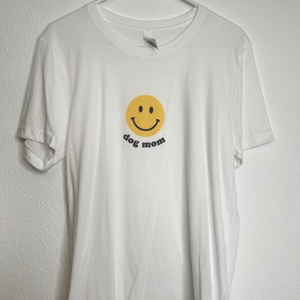Smiley Face Dog Mom T-Shirt Size Medium